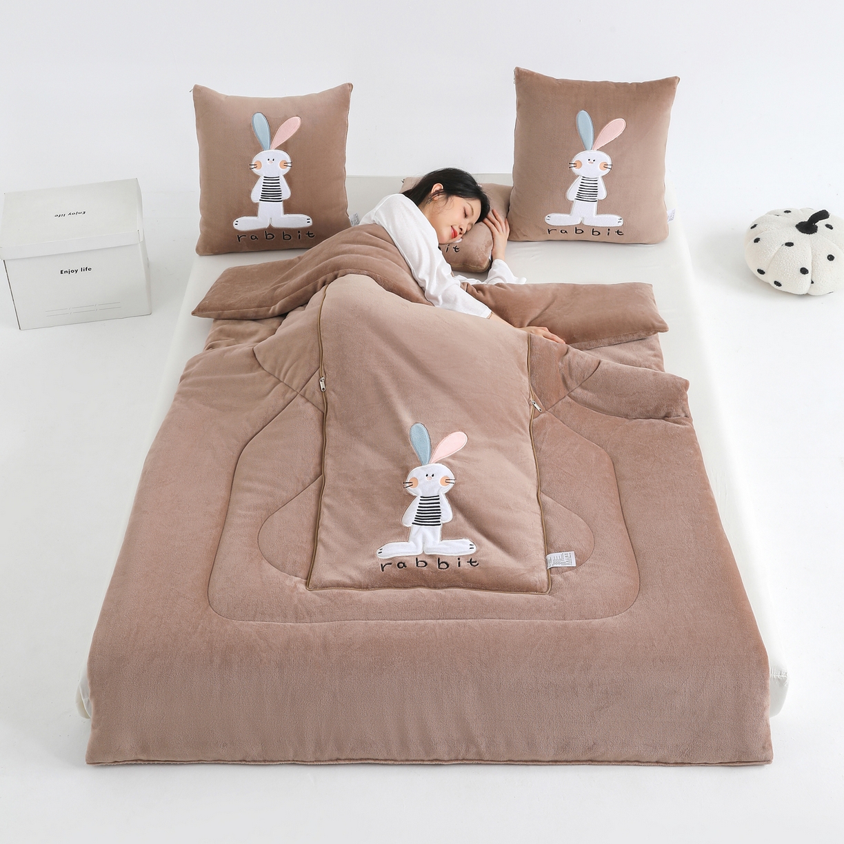 91家纺网 家纺一手货源 找家纺 翰轩家居 2025新款卡通牛奶绒贴布绣抱枕被-梦幻兔系列 梦幻兔-咖啡棕