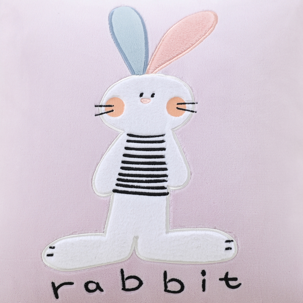 91家纺网 家纺一手货源 找家纺 翰轩家居 2025新款卡通牛奶绒贴布绣抱枕被-梦幻兔系列 梦幻兔-魔芋紫