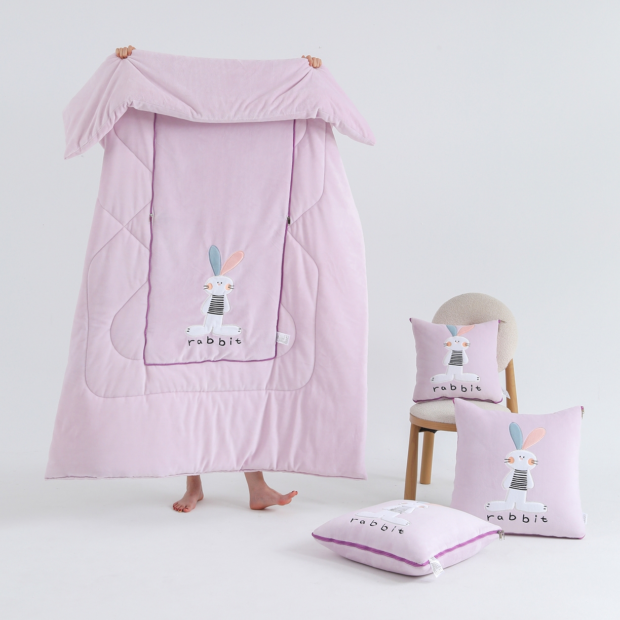 91家纺网 家纺一手货源 找家纺 翰轩家居 2025新款卡通牛奶绒贴布绣抱枕被-梦幻兔系列 梦幻兔-魔芋紫