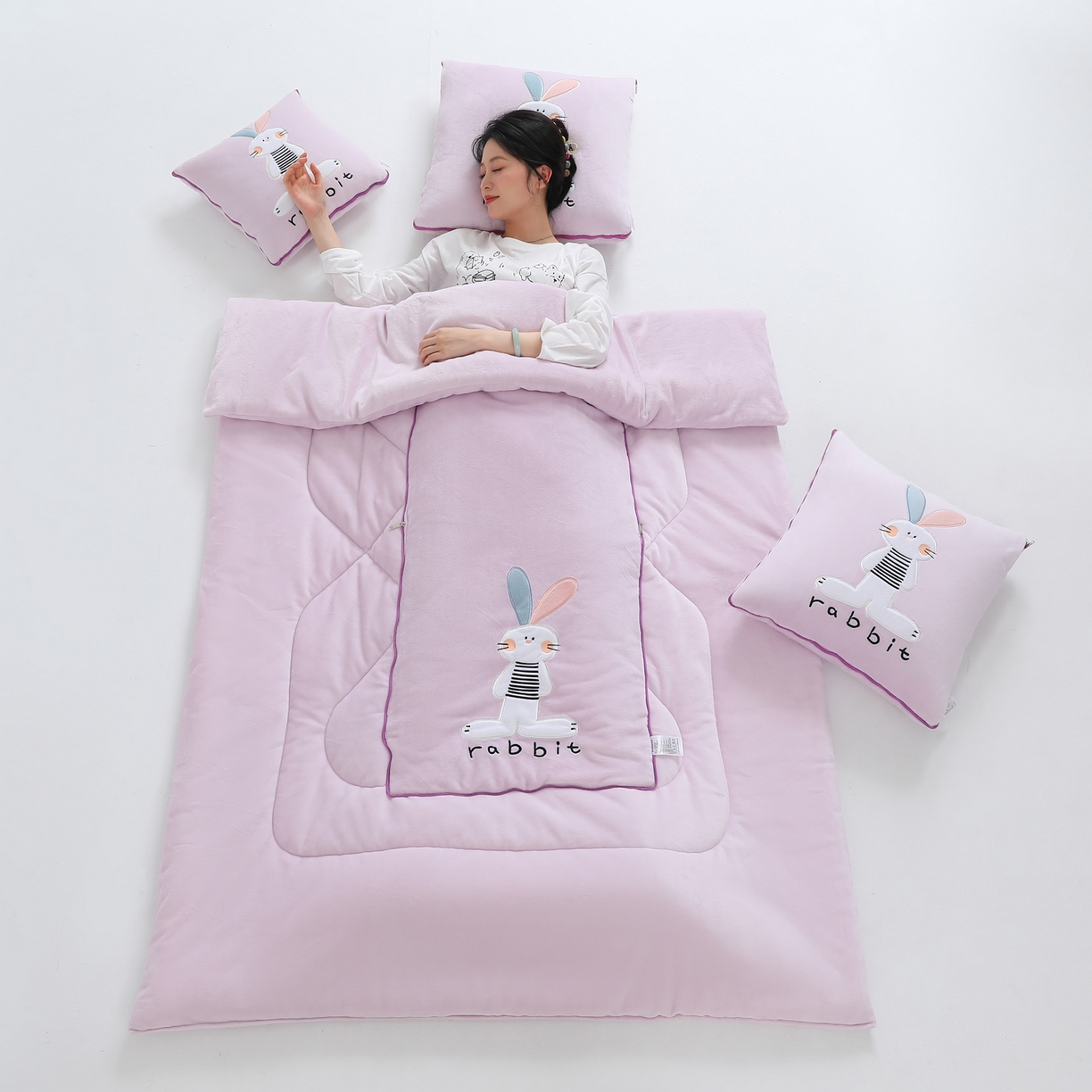 91家纺网 家纺一手货源 找家纺 翰轩家居 2025新款卡通牛奶绒贴布绣抱枕被-梦幻兔系列 梦幻兔-魔芋紫