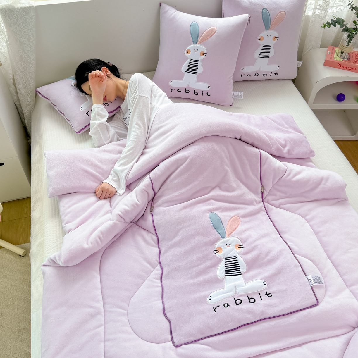 91家纺网 家纺一手货源 找家纺 翰轩家居 2025新款卡通牛奶绒贴布绣抱枕被-梦幻兔系列 梦幻兔-魔芋紫