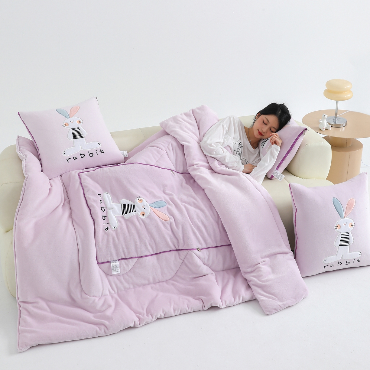 91家纺网 家纺一手货源 找家纺 翰轩家居 2025新款卡通牛奶绒贴布绣抱枕被-梦幻兔系列 梦幻兔-魔芋紫
