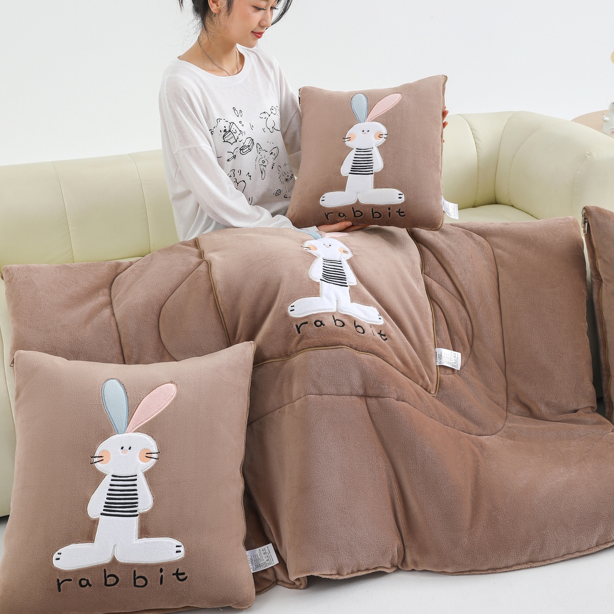 91家纺网 家纺一手货源 找家纺 翰轩家居 2025新款卡通牛奶绒贴布绣抱枕被-梦幻兔系列 梦幻兔-咖啡棕