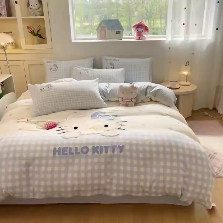 91家纺网 家纺一手货源 找家纺 桃心家居 2025新款A类三丽鸥正版授权云柔水洗棉兔毛贴布绣刺绣软糯四件套 云柔水洗棉-贴布绣蓝格KT