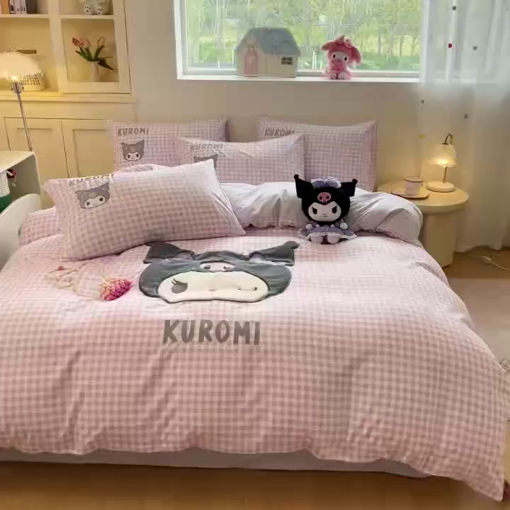 91家纺网 家纺一手货源 找家纺 桃心家居 2025新款A类三丽鸥正版授权云柔水洗棉兔毛贴布绣刺绣软糯四件套 云柔水洗棉-贴布绣紫格库洛米