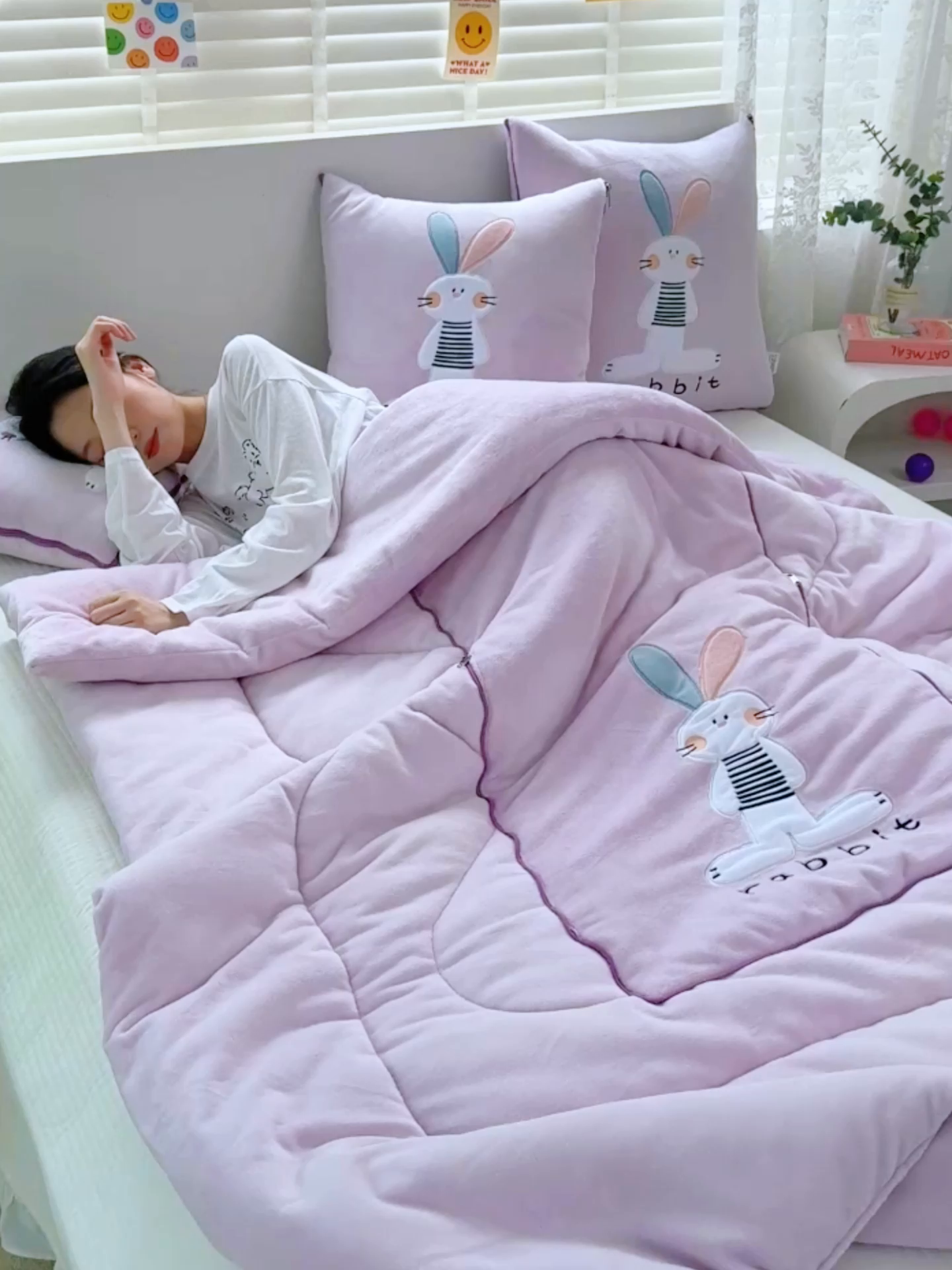 91家纺网 家纺一手货源 找家纺 翰轩家居 2025新款卡通牛奶绒贴布绣抱枕被-梦幻兔系列 梦幻兔-魔芋紫