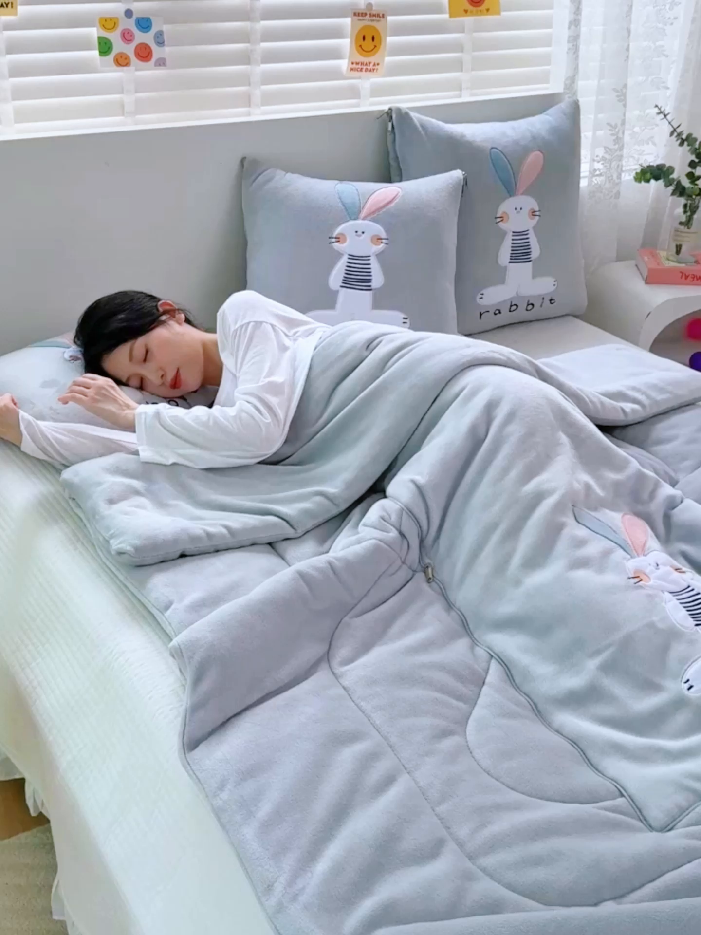 91家纺网 家纺一手货源 找家纺 翰轩家居 2025新款卡通牛奶绒贴布绣抱枕被-梦幻兔系列 梦幻兔-高级灰