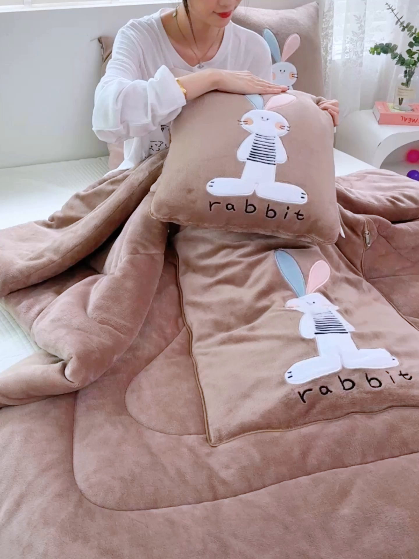 91家纺网 家纺一手货源 找家纺 翰轩家居 2025新款卡通牛奶绒贴布绣抱枕被-梦幻兔系列 梦幻兔-咖啡棕