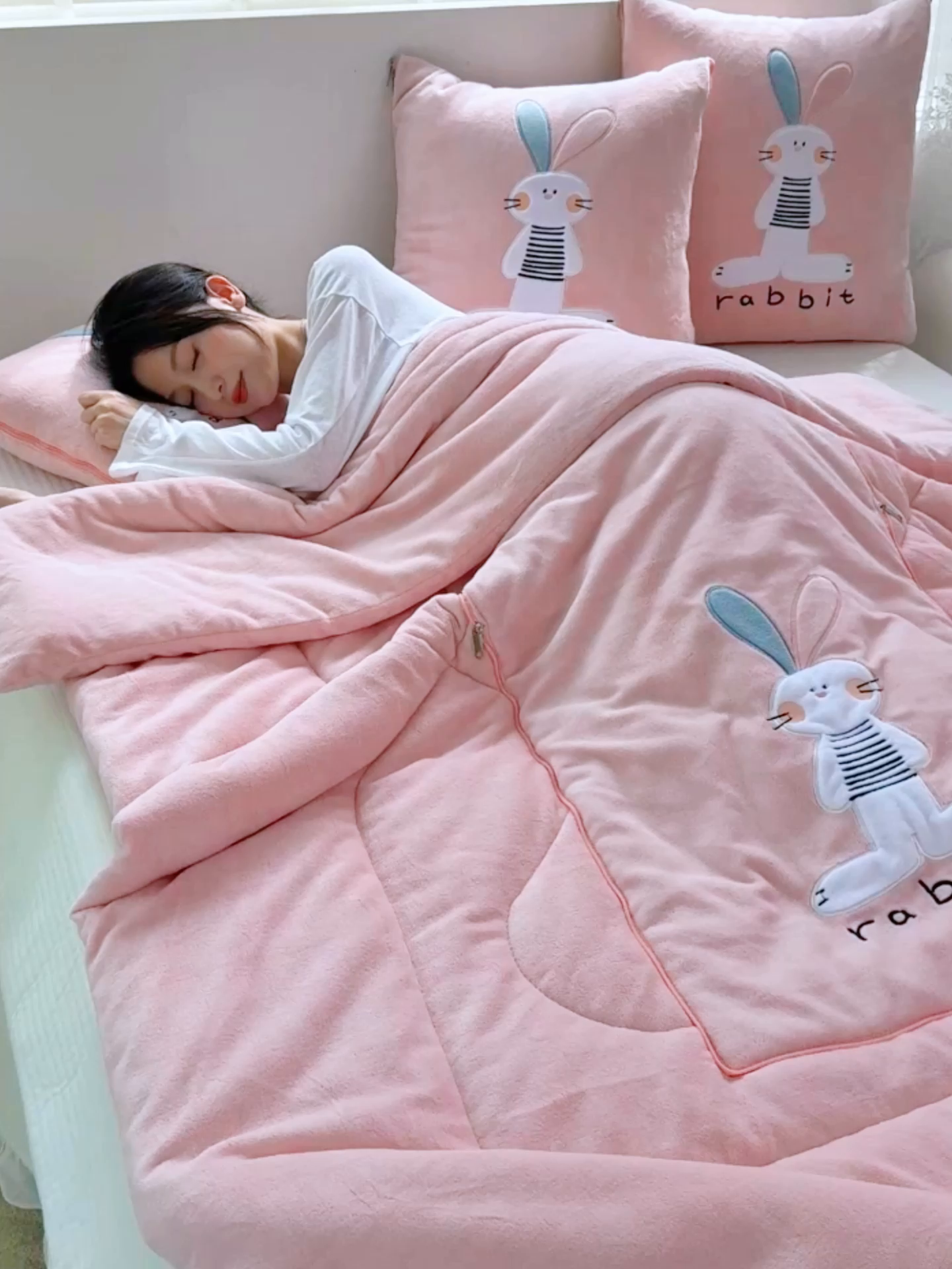 91家纺网 家纺一手货源 找家纺 翰轩家居 2025新款卡通牛奶绒贴布绣抱枕被-梦幻兔系列 梦幻兔-樱花粉