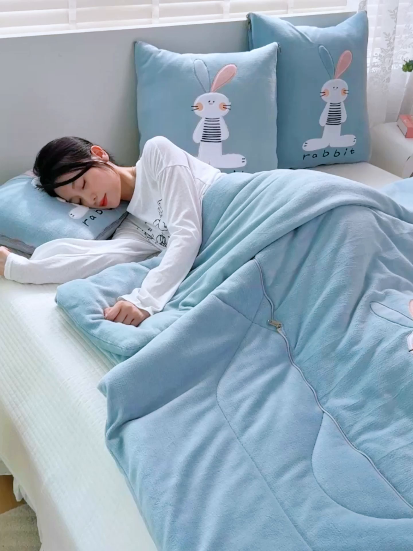 91家纺网 家纺一手货源 找家纺 翰轩家居 2025新款卡通牛奶绒贴布绣抱枕被-梦幻兔系列 梦幻兔-天空蓝