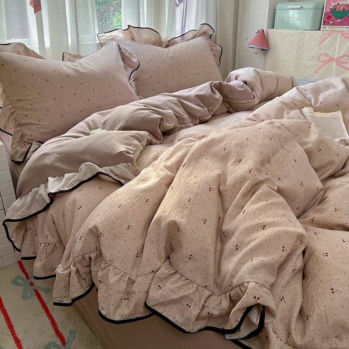 91家纺网 家纺一手货源 找家纺 春光里 2025新款亲肤舒适云感双层纱花边四件套 风格二（提供买家秀） 摩卡樱桃