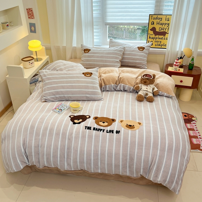 91家纺网 家纺一手货源 找家纺 首尔家纺 2025新款牛奶绒卡通毛巾绣印加绣系列四件套 三只小熊