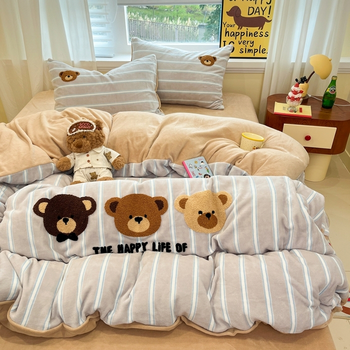 91家纺网 家纺一手货源 找家纺 首尔家纺 2025新款牛奶绒卡通毛巾绣印加绣系列四件套 三只小熊