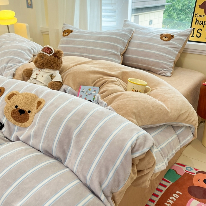 91家纺网 家纺一手货源 找家纺 首尔家纺 2025新款牛奶绒卡通毛巾绣印加绣系列四件套 三只小熊