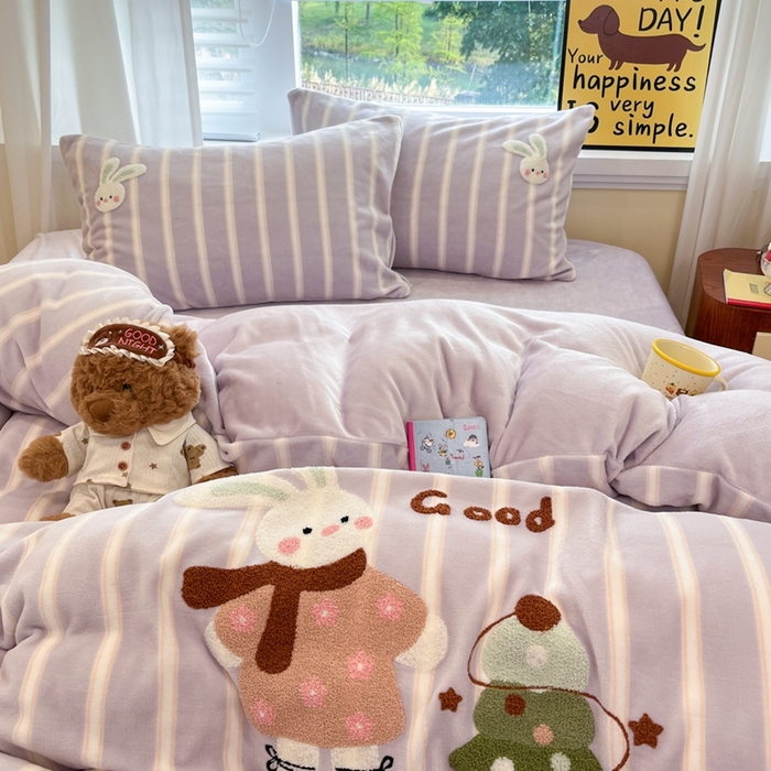 91家纺网 家纺一手货源 找家纺 首尔家纺 2025新款牛奶绒卡通毛巾绣印加绣系列四件套 紫条小兔