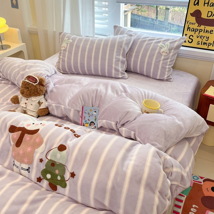 91家纺网 家纺一手货源 找家纺 首尔家纺 2025新款牛奶绒卡通毛巾绣印加绣系列四件套 紫条小兔