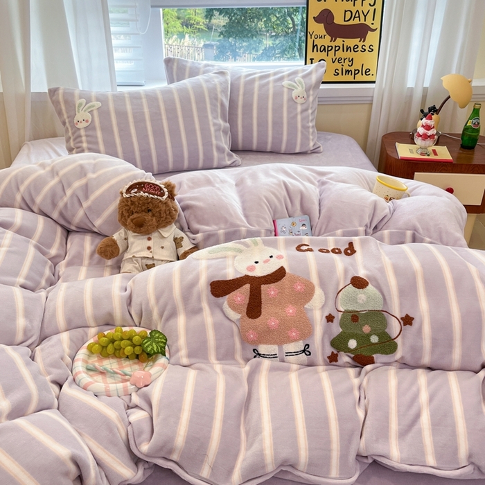 91家纺网 家纺一手货源 找家纺 首尔家纺 2025新款牛奶绒卡通毛巾绣印加绣系列四件套 紫条小兔