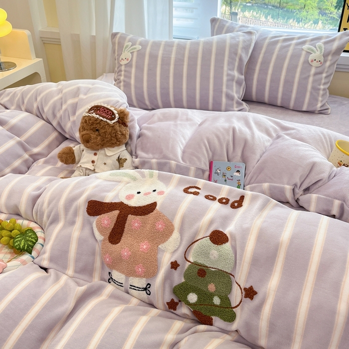 91家纺网 家纺一手货源 找家纺 首尔家纺 2025新款牛奶绒卡通毛巾绣印加绣系列四件套 紫条小兔