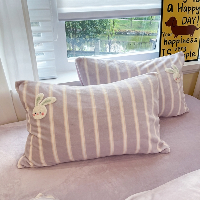 91家纺网 家纺一手货源 找家纺 首尔家纺 2025新款牛奶绒卡通毛巾绣印加绣系列四件套 紫条小兔