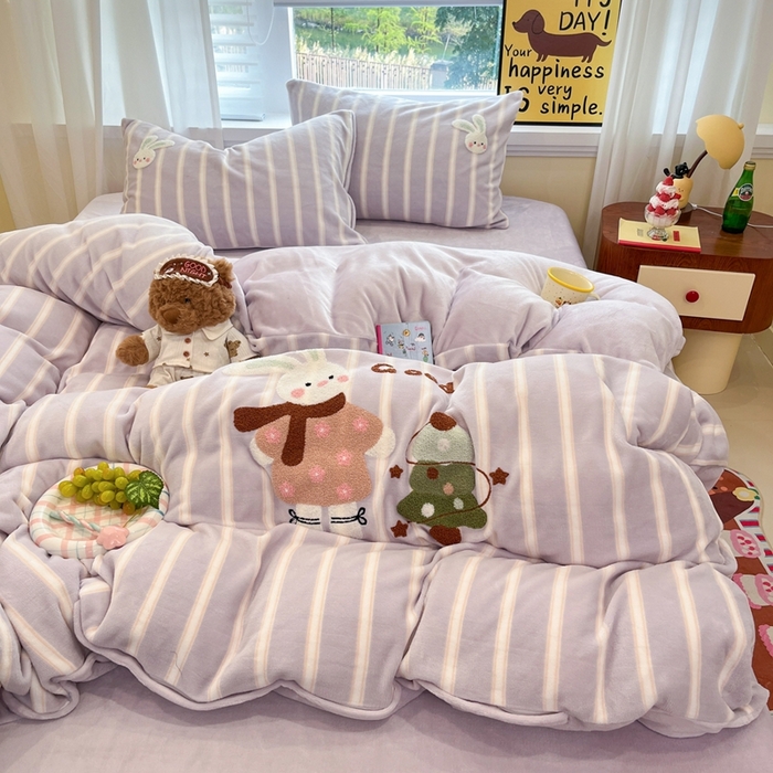 91家纺网 家纺一手货源 找家纺 首尔家纺 2025新款牛奶绒卡通毛巾绣印加绣系列四件套 紫条小兔