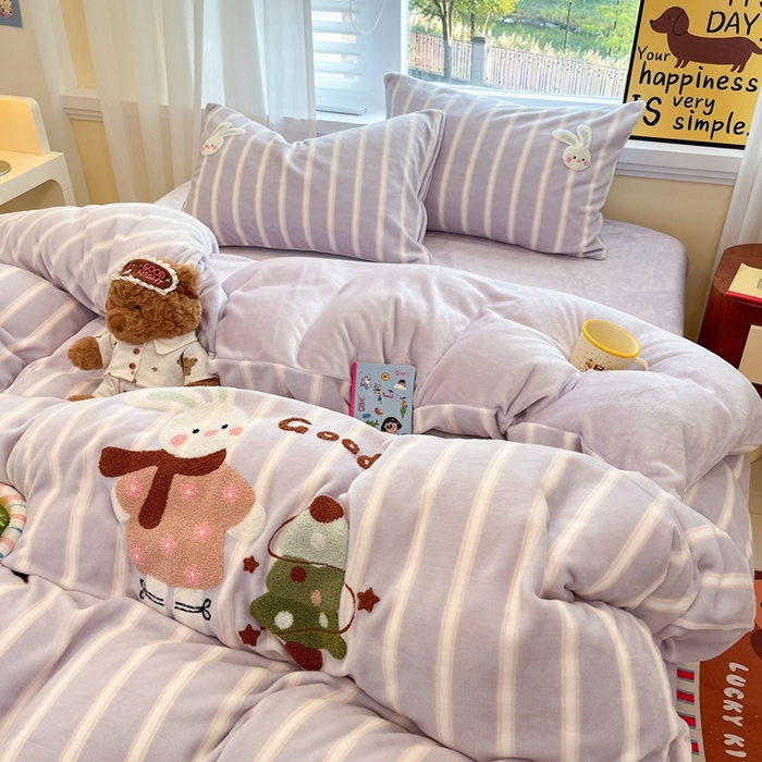 91家纺网 家纺一手货源 找家纺 首尔家纺 2025新款牛奶绒卡通毛巾绣印加绣系列四件套 紫条小兔