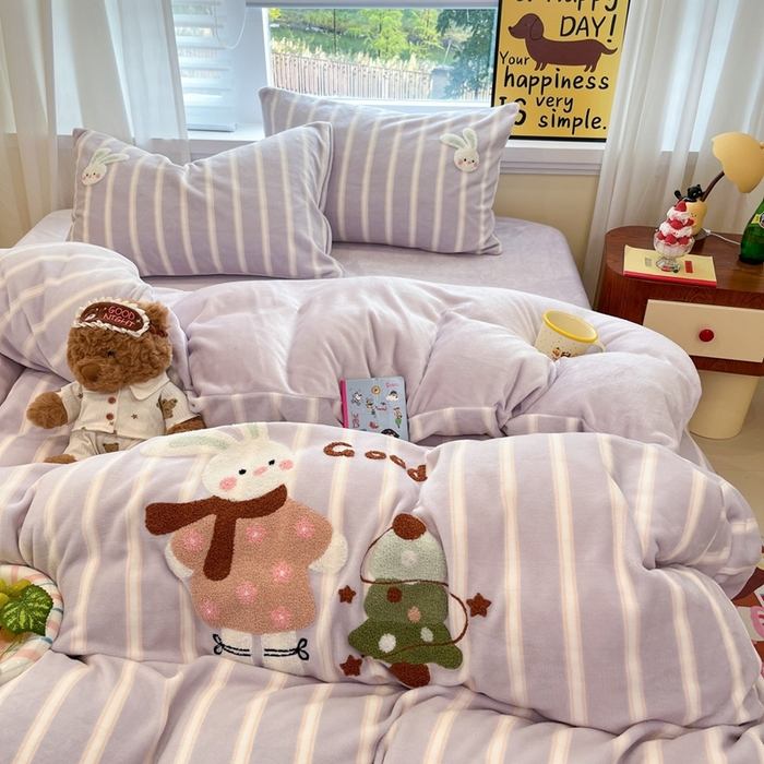 91家纺网 家纺一手货源 找家纺 首尔家纺 2025新款牛奶绒卡通毛巾绣印加绣系列四件套 紫条小兔