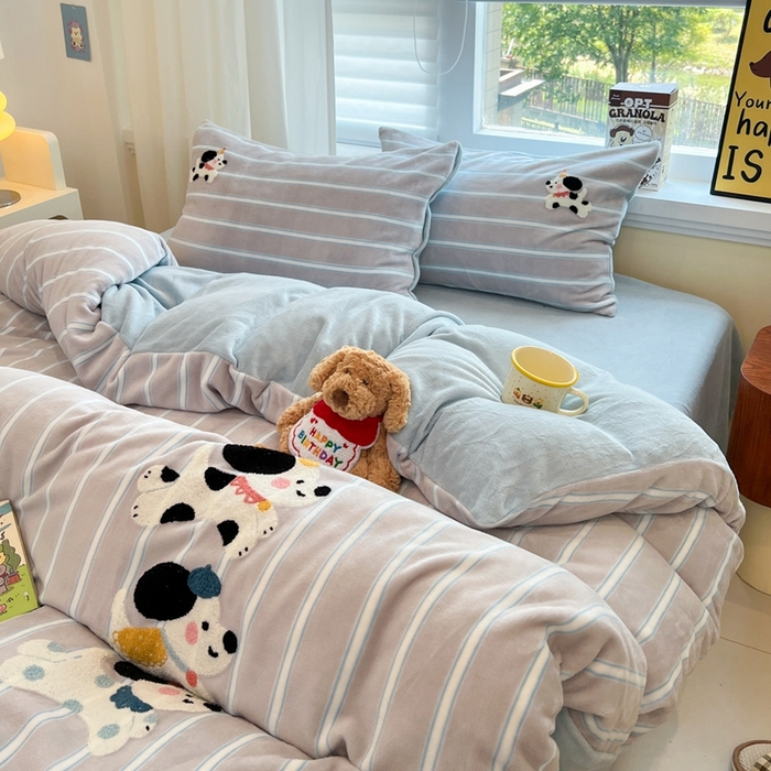 91家纺网 家纺一手货源 找家纺 首尔家纺 2025新款牛奶绒卡通毛巾绣印加绣系列四件套 奔跑狗