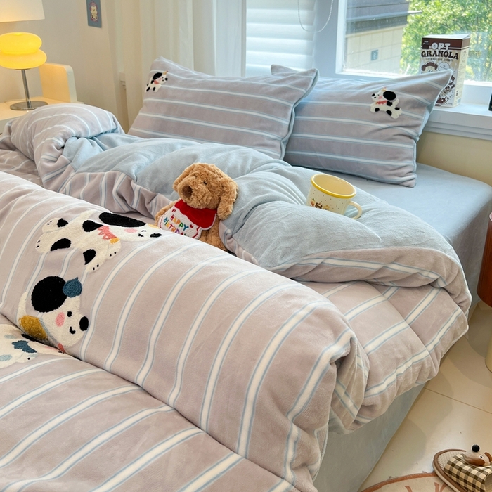 91家纺网 家纺一手货源 找家纺 首尔家纺 2025新款牛奶绒卡通毛巾绣印加绣系列四件套 奔跑狗