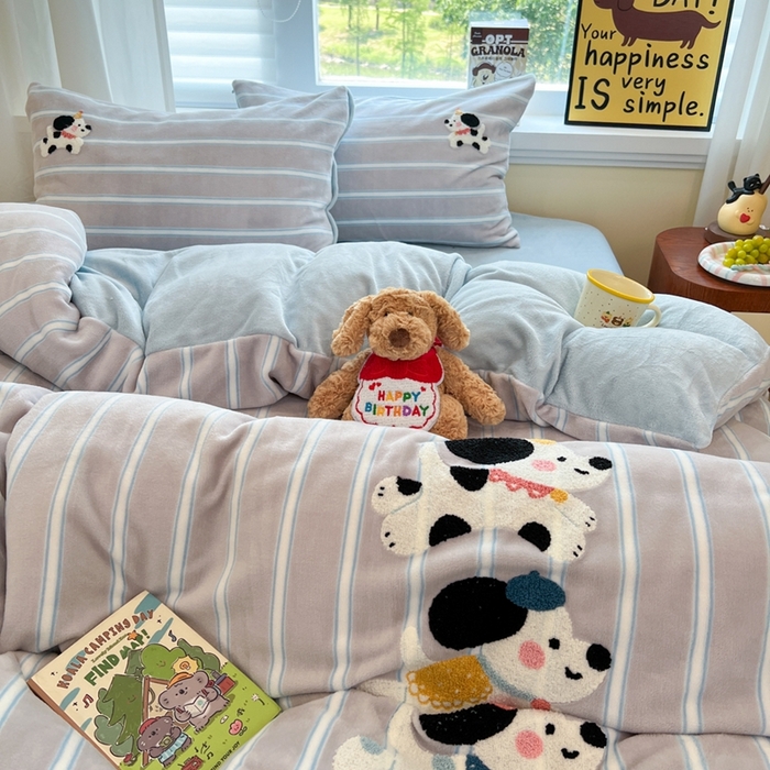 91家纺网 家纺一手货源 找家纺 首尔家纺 2025新款牛奶绒卡通毛巾绣印加绣系列四件套 奔跑狗