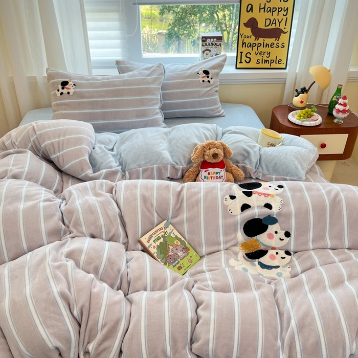 91家纺网 家纺一手货源 找家纺 首尔家纺 2025新款牛奶绒卡通毛巾绣印加绣系列四件套 奔跑狗