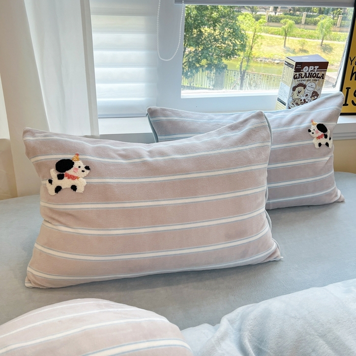 91家纺网 家纺一手货源 找家纺 首尔家纺 2025新款牛奶绒卡通毛巾绣印加绣系列四件套 奔跑狗