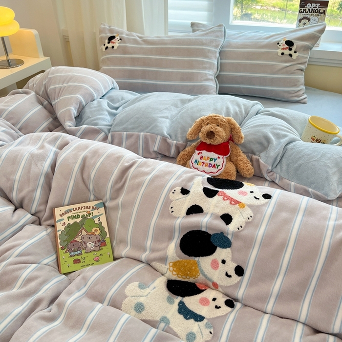 91家纺网 家纺一手货源 找家纺 首尔家纺 2025新款牛奶绒卡通毛巾绣印加绣系列四件套 奔跑狗