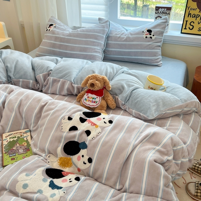 91家纺网 家纺一手货源 找家纺 首尔家纺 2025新款牛奶绒卡通毛巾绣印加绣系列四件套 奔跑狗