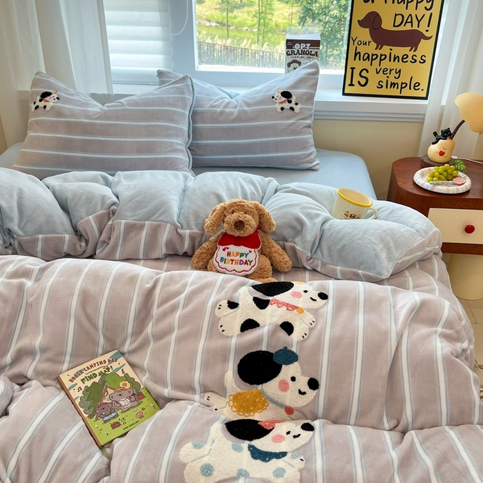 91家纺网 家纺一手货源 找家纺 首尔家纺 2025新款牛奶绒卡通毛巾绣印加绣系列四件套 奔跑狗