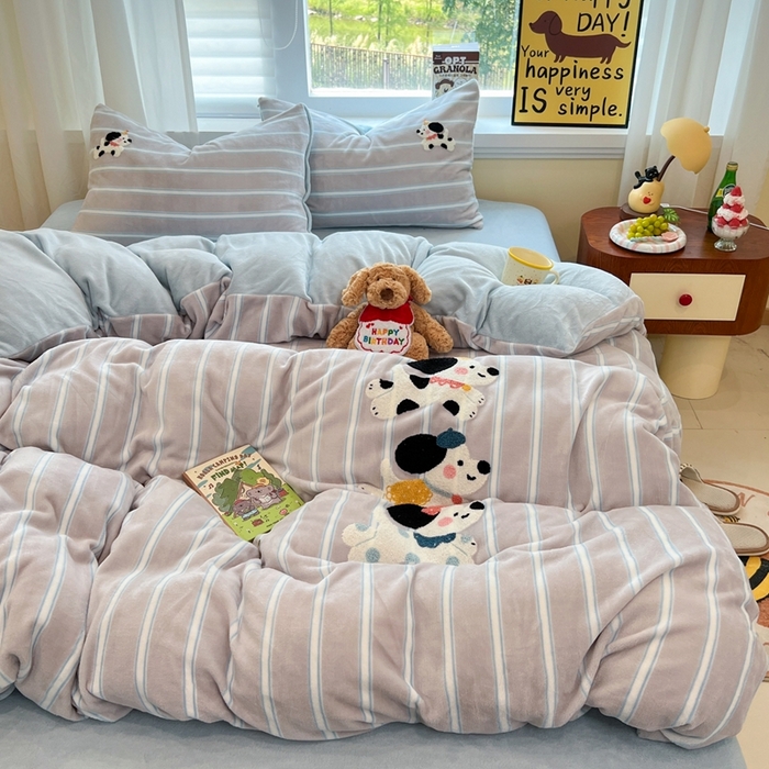 91家纺网 家纺一手货源 找家纺 首尔家纺 2025新款牛奶绒卡通毛巾绣印加绣系列四件套 奔跑狗