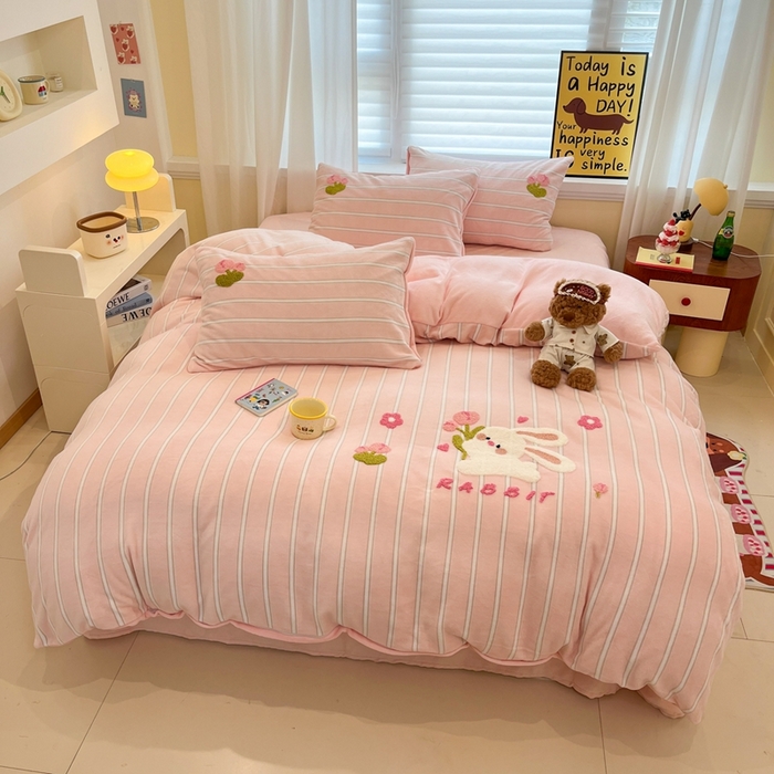 91家纺网 家纺一手货源 找家纺 首尔家纺 2025新款牛奶绒卡通毛巾绣印加绣系列四件套 花朵兔