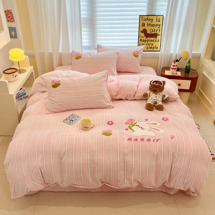 91家纺网 家纺一手货源 找家纺 首尔家纺 2025新款牛奶绒卡通毛巾绣印加绣系列四件套 花朵兔