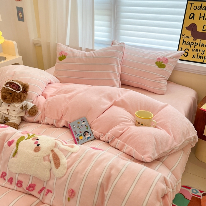 91家纺网 家纺一手货源 找家纺 首尔家纺 2025新款牛奶绒卡通毛巾绣印加绣系列四件套 花朵兔