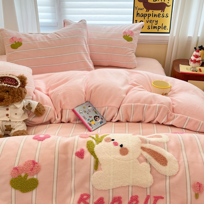 91家纺网 家纺一手货源 找家纺 首尔家纺 2025新款牛奶绒卡通毛巾绣印加绣系列四件套 花朵兔