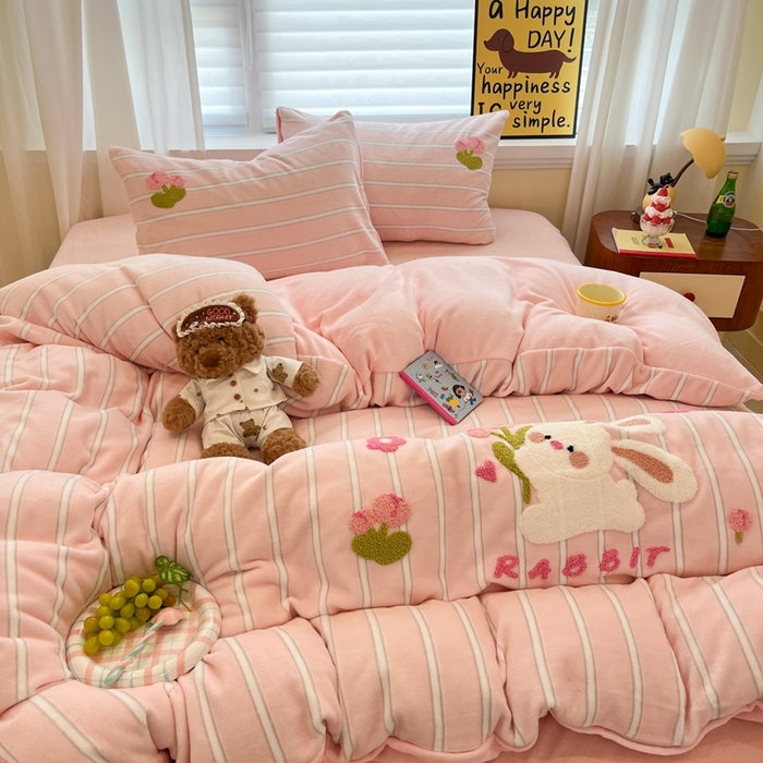 91家纺网 家纺一手货源 找家纺 首尔家纺 2025新款牛奶绒卡通毛巾绣印加绣系列四件套 花朵兔