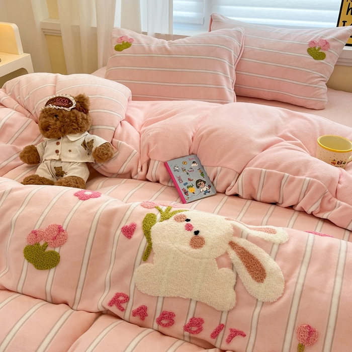 91家纺网 家纺一手货源 找家纺 首尔家纺 2025新款牛奶绒卡通毛巾绣印加绣系列四件套 花朵兔