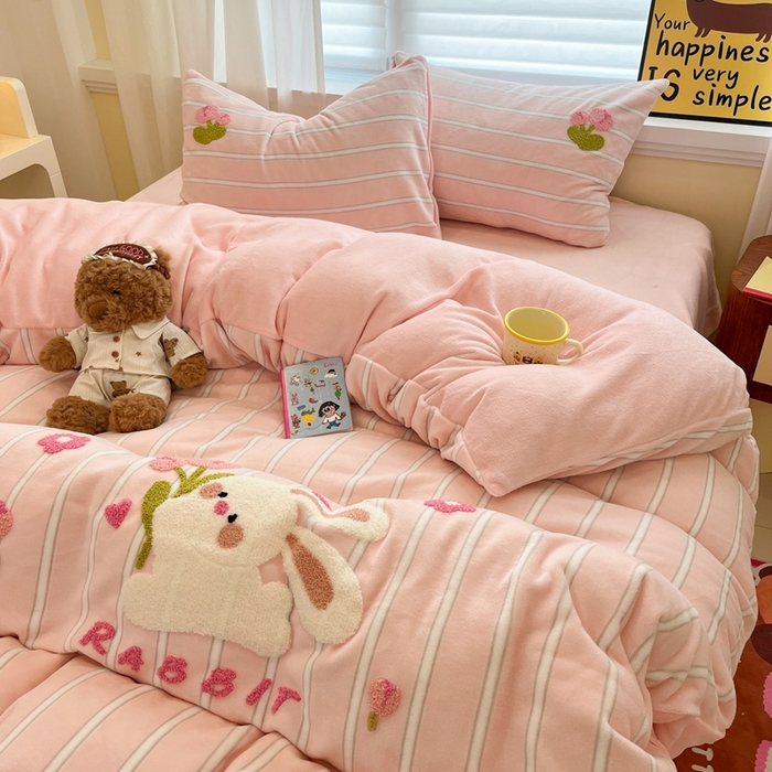 91家纺网 家纺一手货源 找家纺 首尔家纺 2025新款牛奶绒卡通毛巾绣印加绣系列四件套 花朵兔