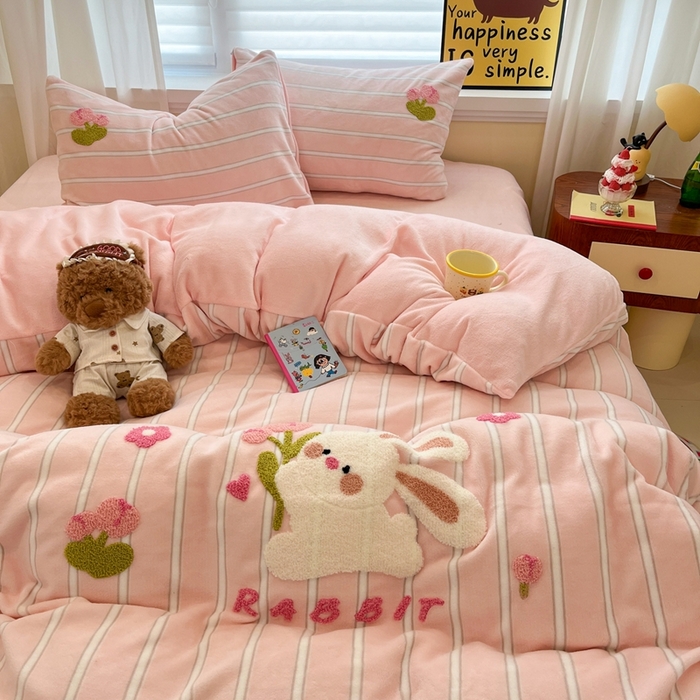 91家纺网 家纺一手货源 找家纺 首尔家纺 2025新款牛奶绒卡通毛巾绣印加绣系列四件套 花朵兔