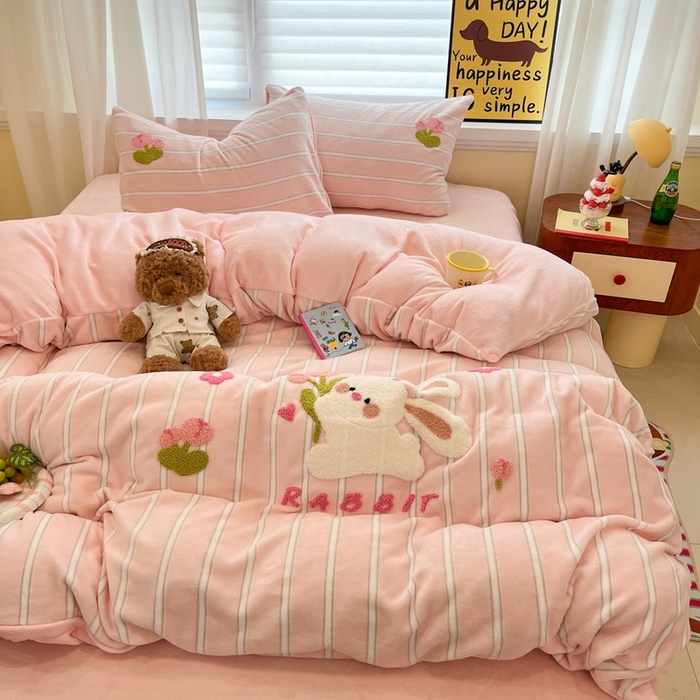 91家纺网 家纺一手货源 找家纺 首尔家纺 2025新款牛奶绒卡通毛巾绣印加绣系列四件套 花朵兔