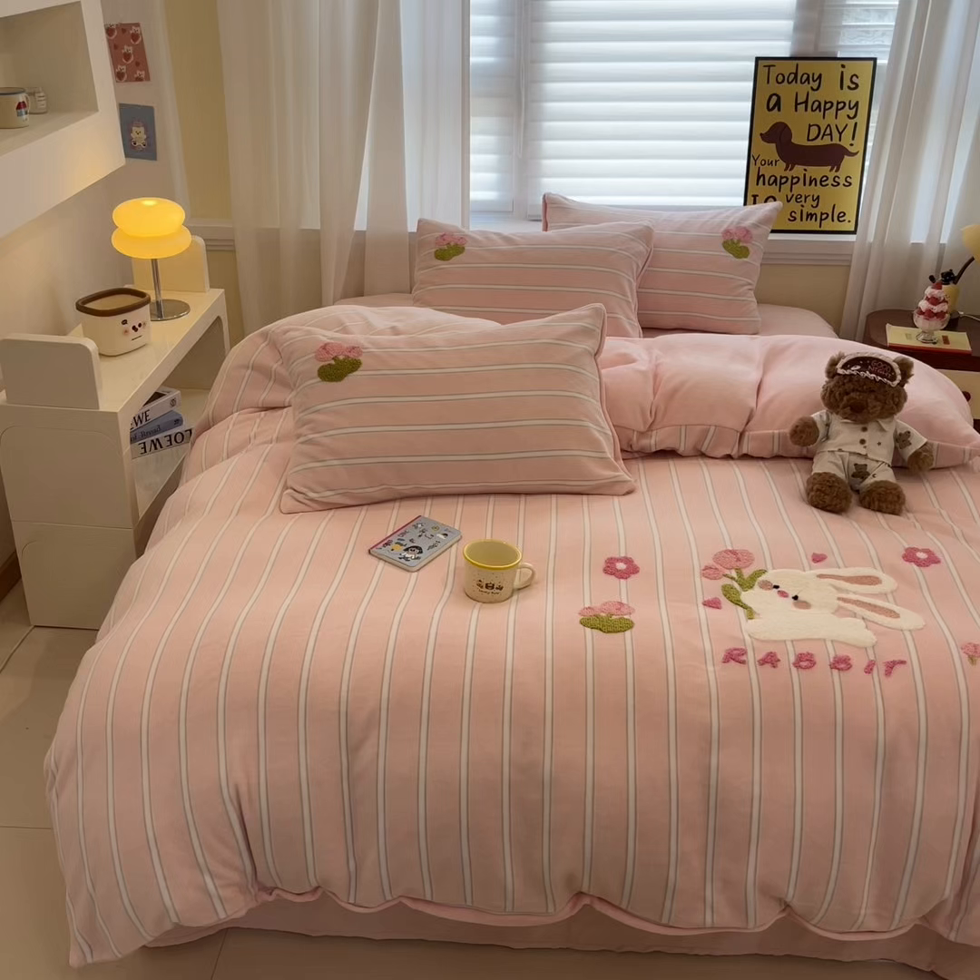 91家纺网 家纺一手货源 找家纺 首尔家纺 2025新款牛奶绒卡通毛巾绣印加绣系列四件套 花朵兔