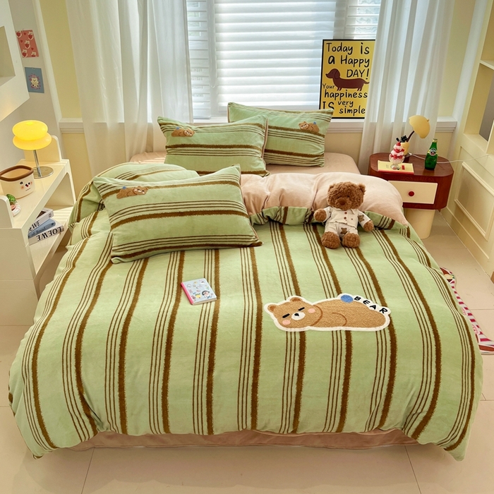 91家纺网 家纺一手货源 找家纺 首尔家纺 2025新款牛奶绒卡通毛巾绣印加绣系列四件套 绿条小熊