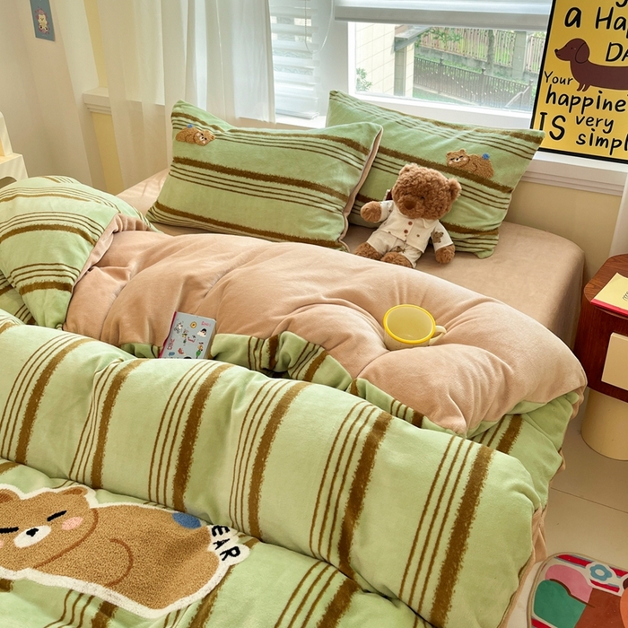 91家纺网 家纺一手货源 找家纺 首尔家纺 2025新款牛奶绒卡通毛巾绣印加绣系列四件套 绿条小熊