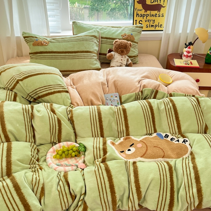 91家纺网 家纺一手货源 找家纺 首尔家纺 2025新款牛奶绒卡通毛巾绣印加绣系列四件套 绿条小熊