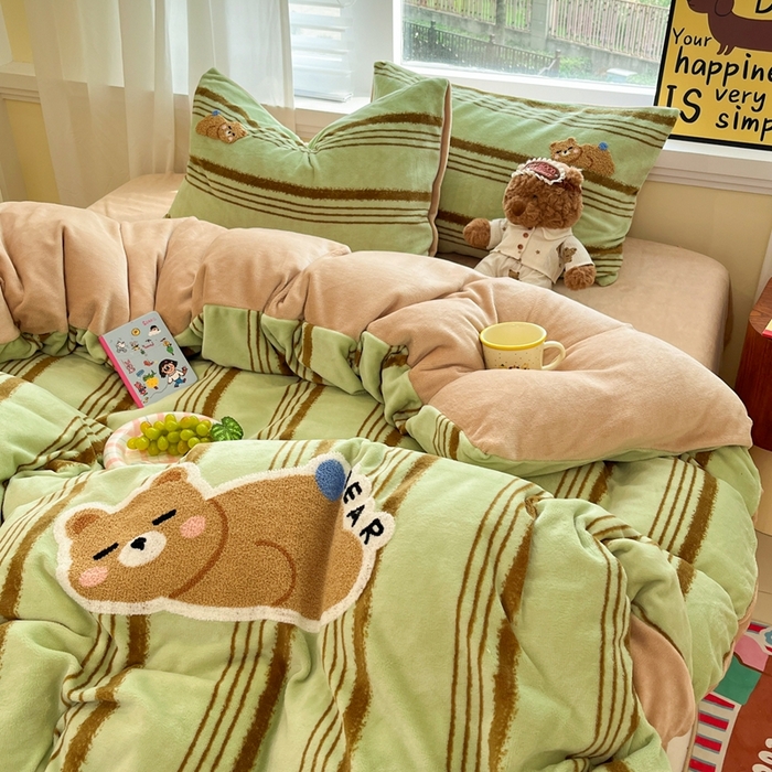 91家纺网 家纺一手货源 找家纺 首尔家纺 2025新款牛奶绒卡通毛巾绣印加绣系列四件套 绿条小熊