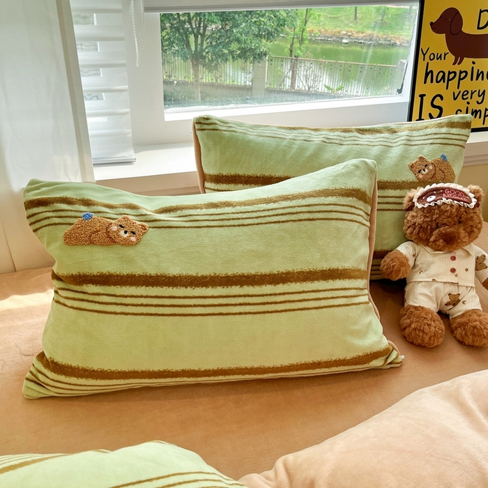 91家纺网 家纺一手货源 找家纺 首尔家纺 2025新款牛奶绒卡通毛巾绣印加绣系列四件套 绿条小熊